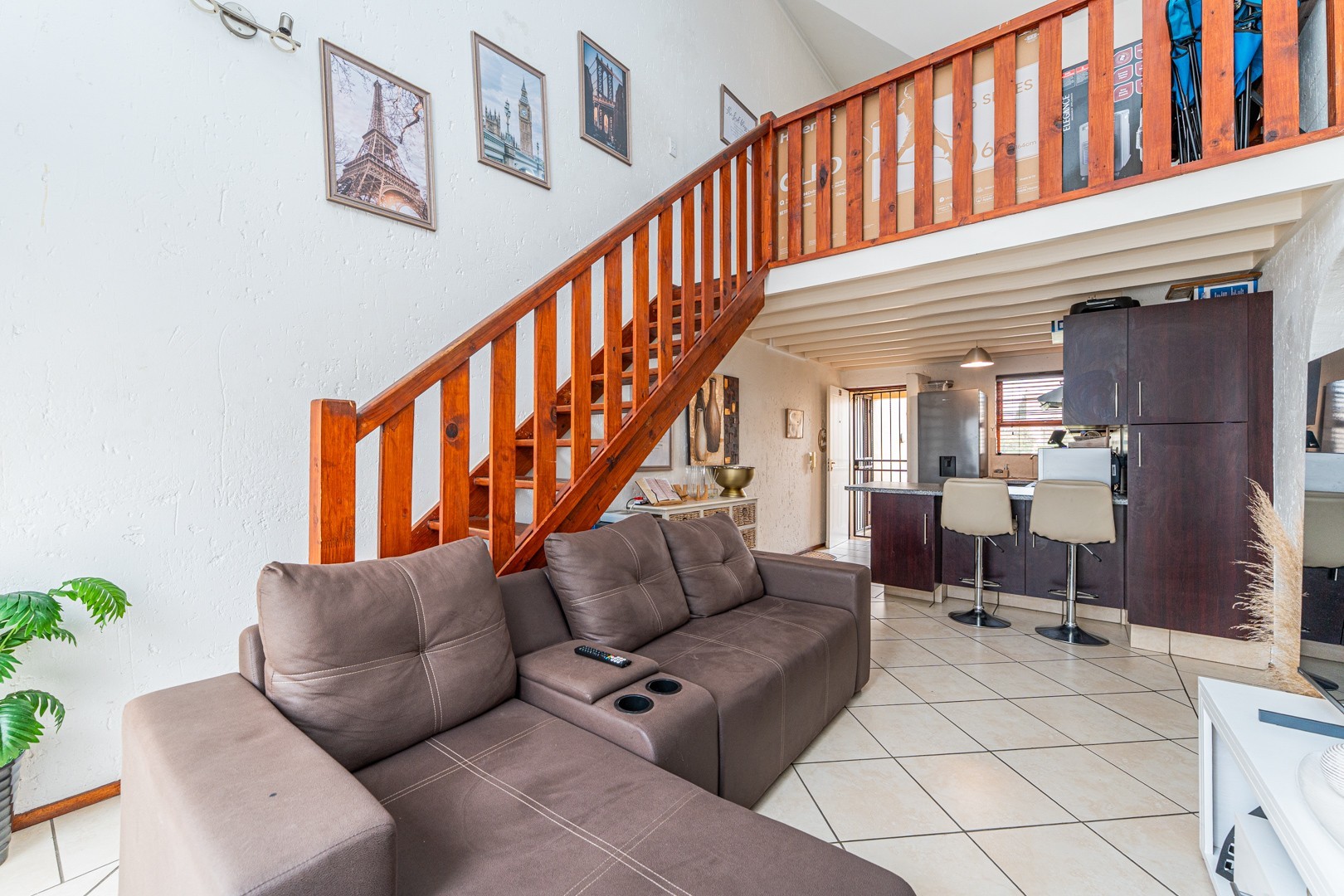2 Bedroom loft in Lonehill, next to Leaping Frog Shopping Centre