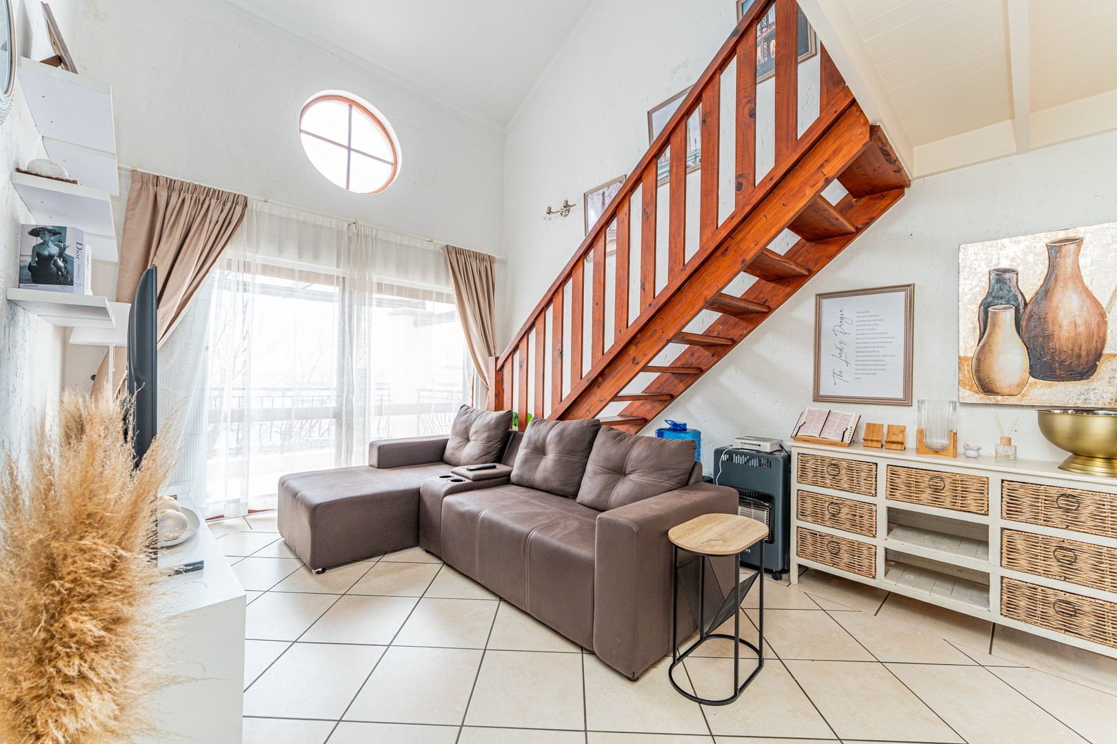 2 Bedroom loft in Lonehill, next to Leaping Frog Shopping Centre