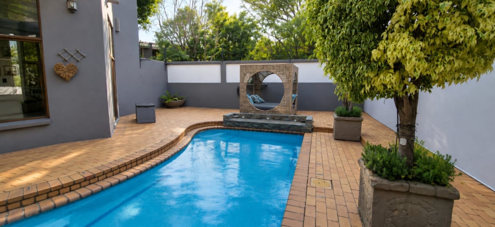 Executive Bright and Light Spacious Family Living