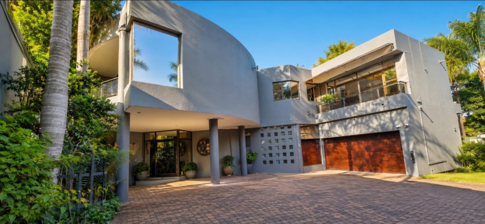 Executive Bright and Light Spacious Family Living