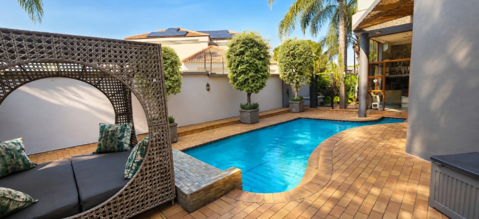Executive Bright and Light Spacious Family Living