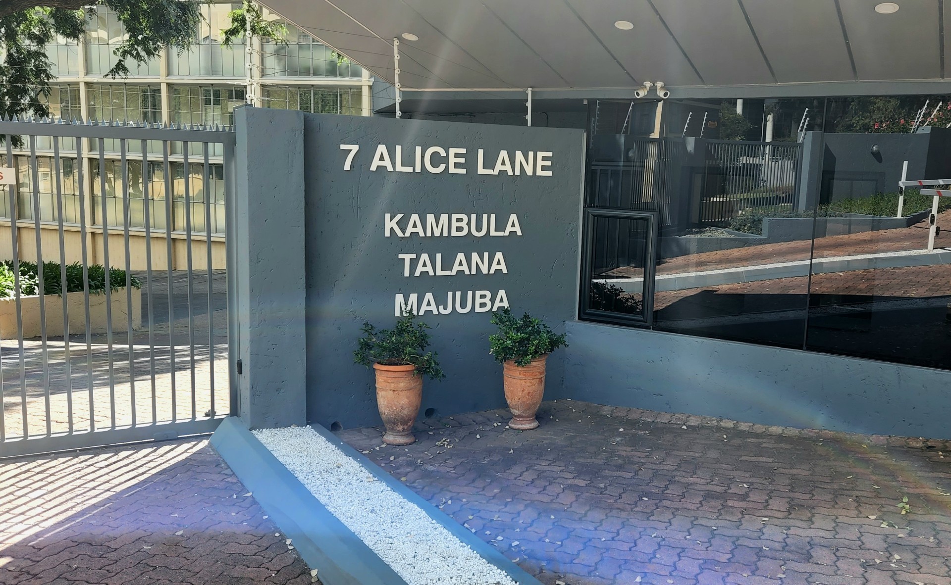 Well maintained 2 Bedroom Apartment To Rent in the popular Sandhurst Three Apartments, Sandton