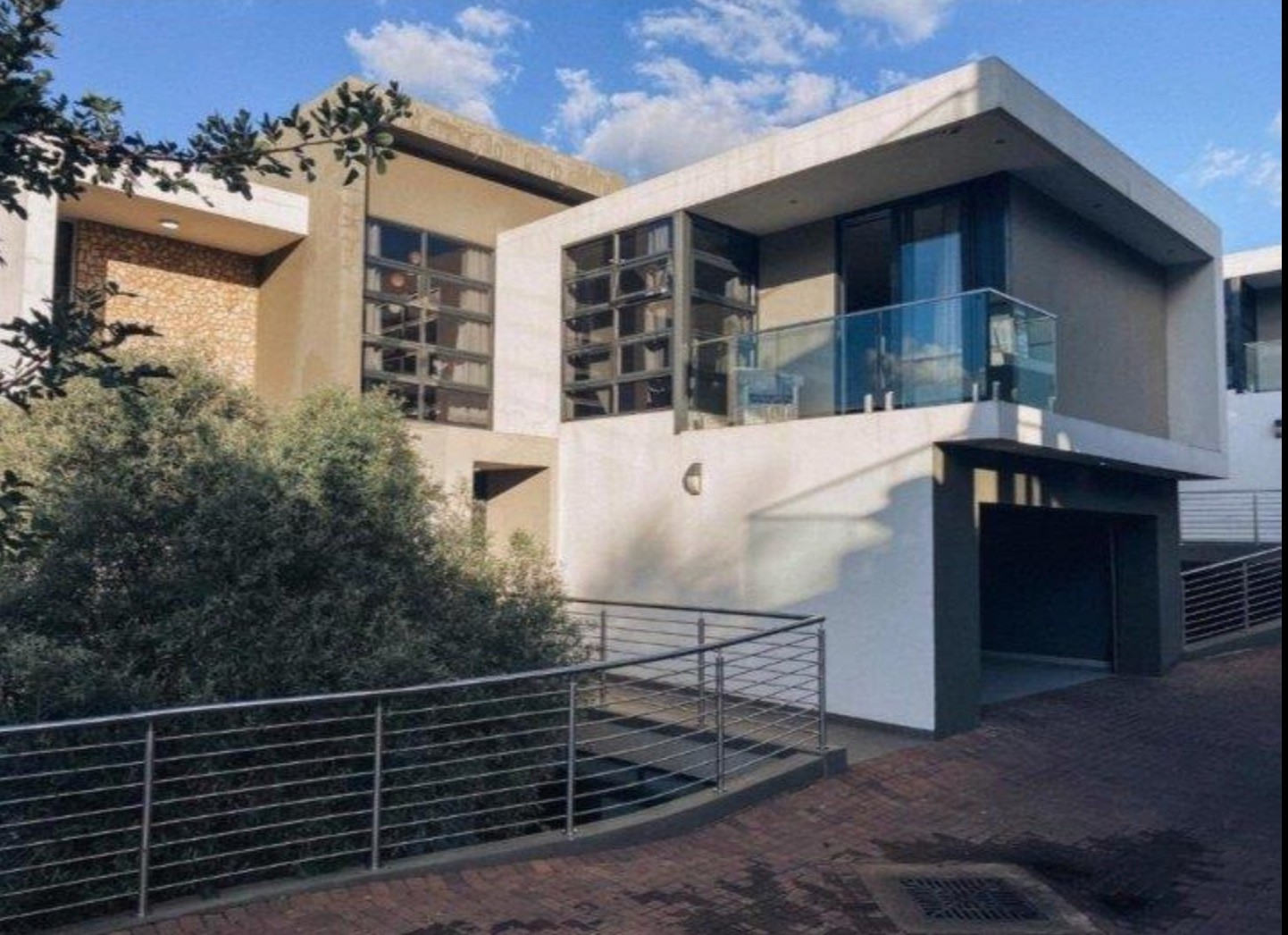 Exceptional 477sqm executive residence - 4 En-Suite Bedrooms and more