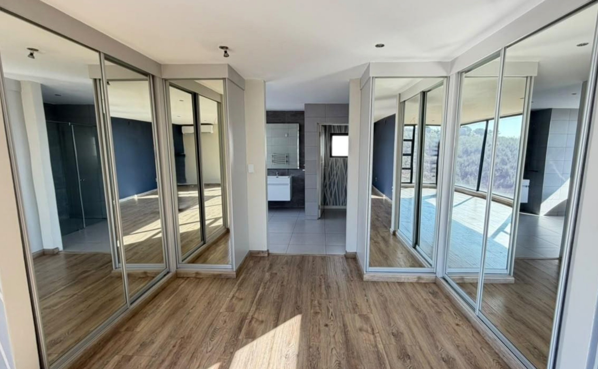 Exceptional 477sqm executive residence - 4 En-Suite Bedrooms and more
