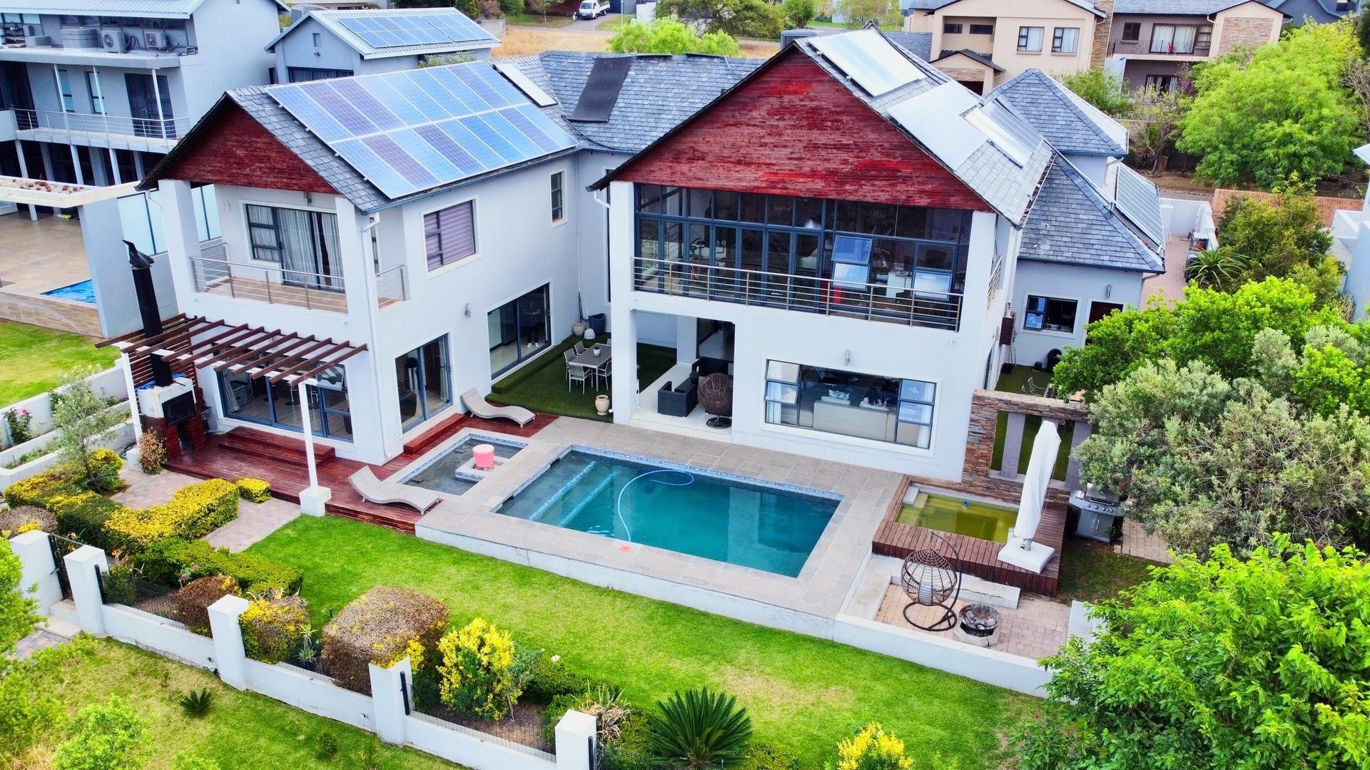 Beautiful 4 Bedroom House To Rent in Waterfall Country Estate, Midrand