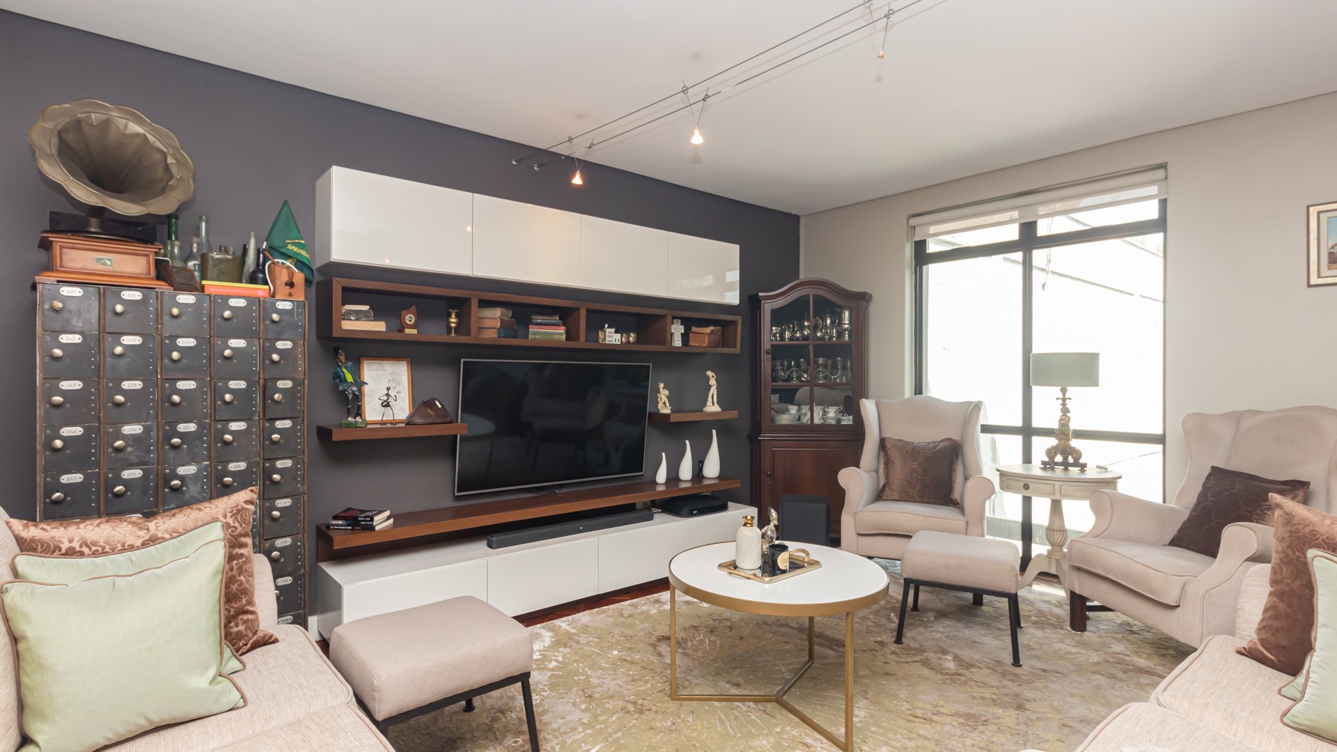 R30,000 pm Airbnb Income - Spacious Penthouse-Style Apartment