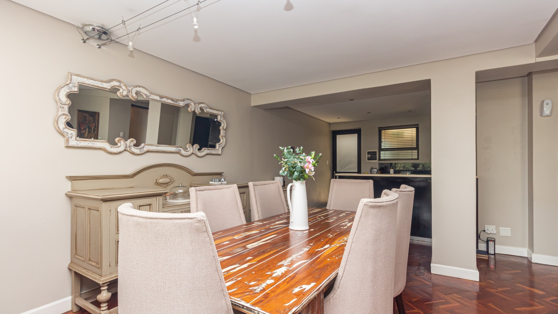 R30,000 pm Airbnb Income - Spacious Penthouse-Style Apartment