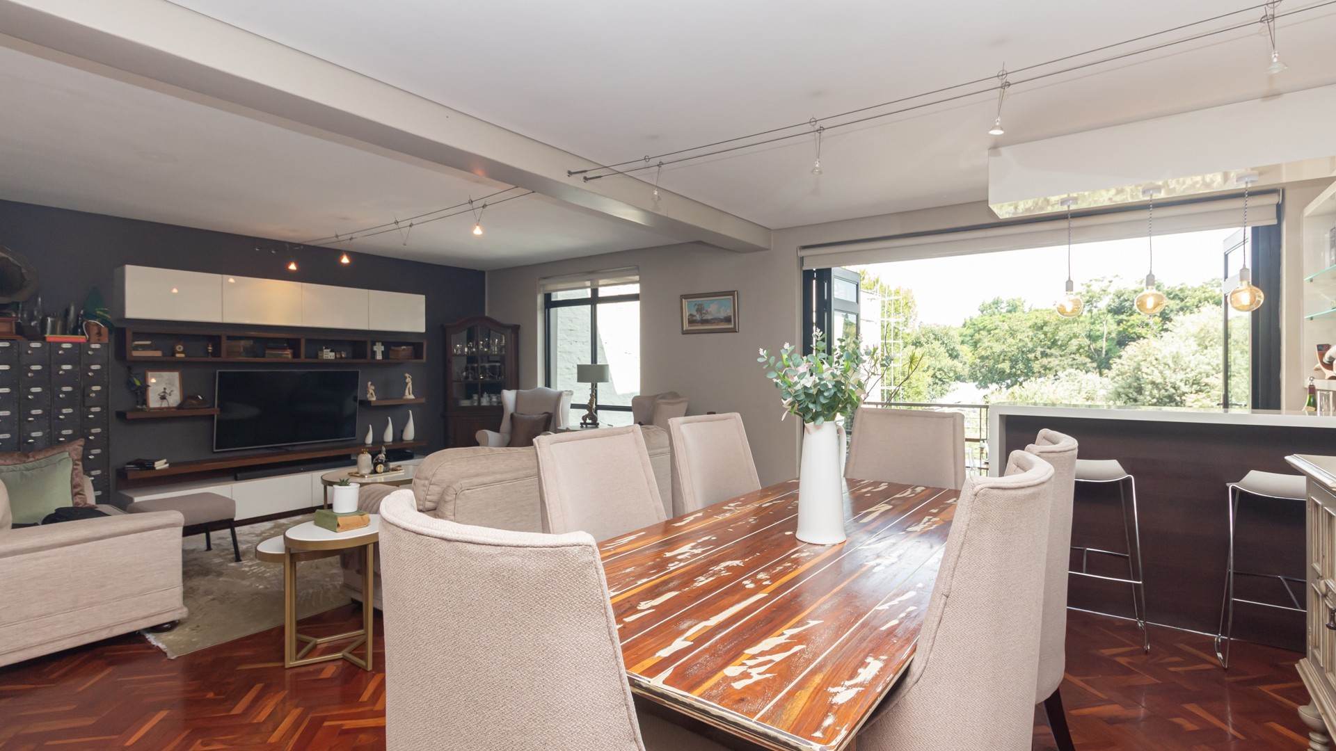 R30,000 pm Airbnb Income - Spacious Penthouse-Style Apartment