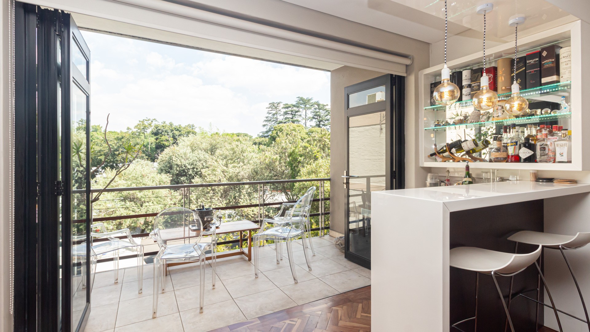 R30,000 pm Airbnb Income - Spacious Penthouse-Style Apartment