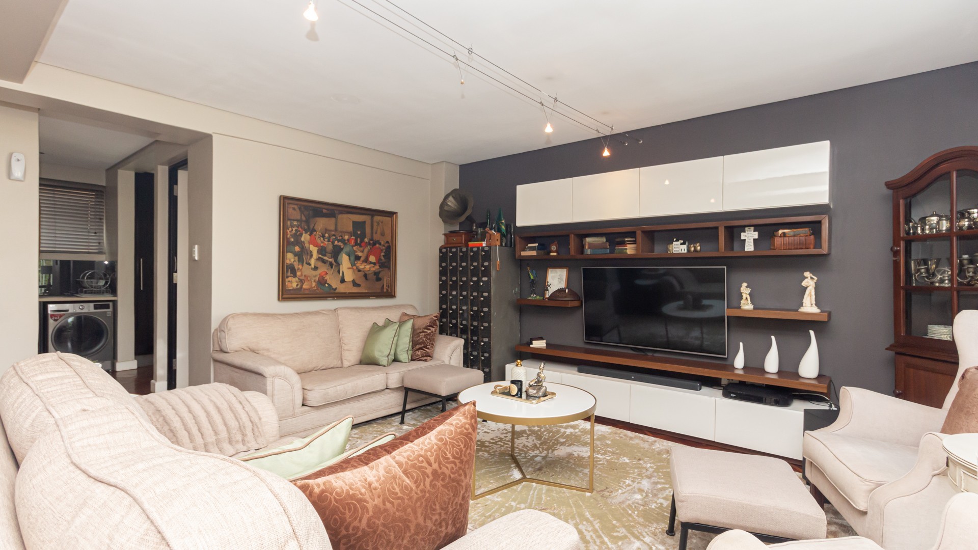 R30,000 pm Airbnb Income - Spacious Penthouse-Style Apartment