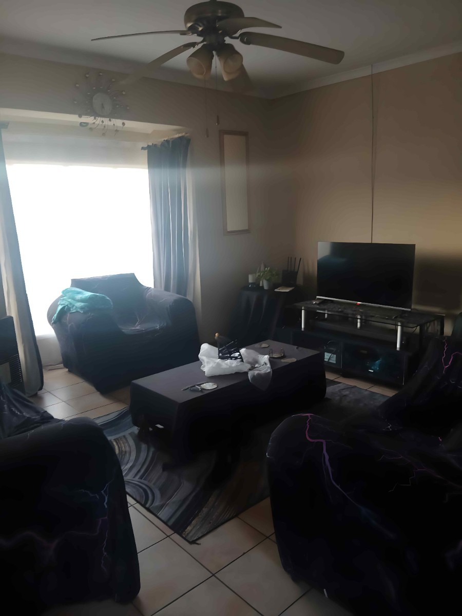 Spacious 3 bedroom 1st floor apartment for sale in Silverfields, Krugersdorp