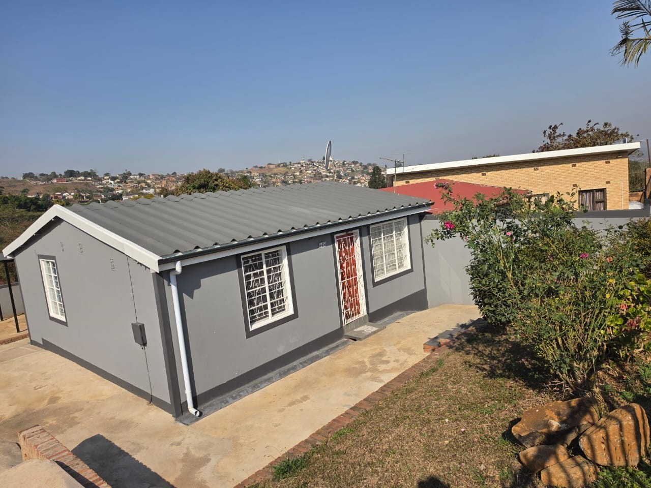 RENOVATED and MOVE-IN READY! Stylish 2-bed starter home with modern kitchen, great location!