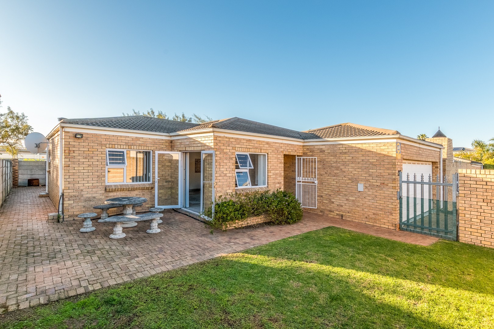 Amazing , Secure Family Home In Sought After Area!