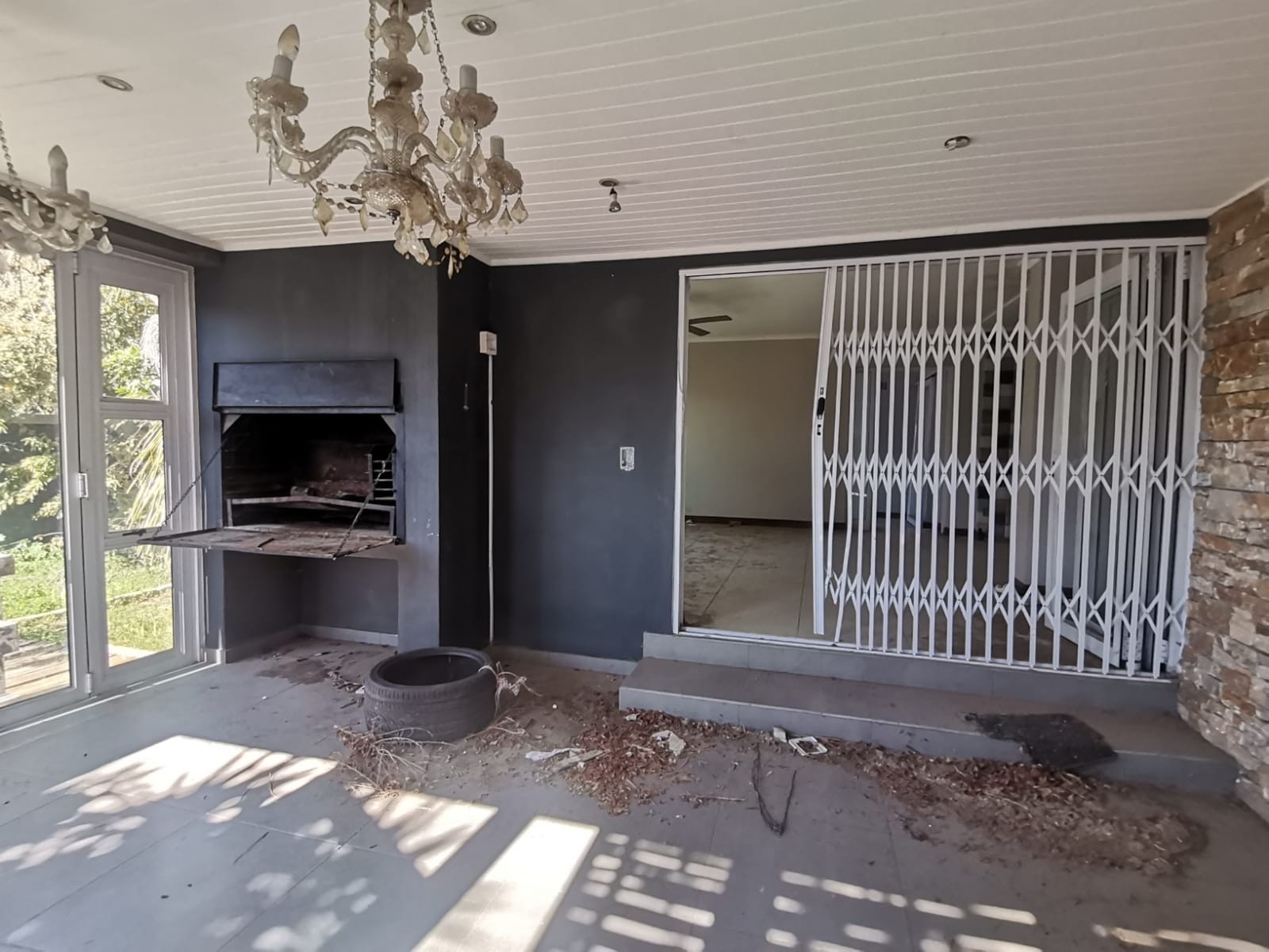 4-Bedroom Fixer-UpperHome For Sale in De Zoete Inval, Paarl