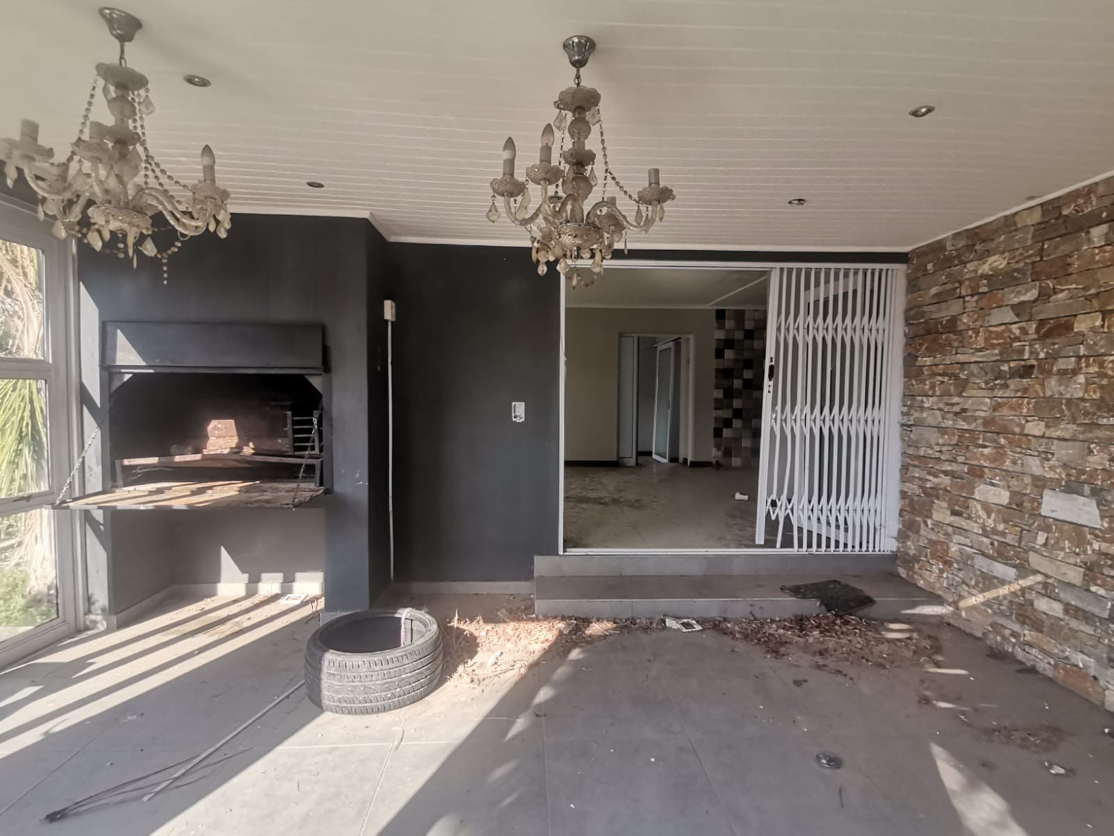 4-Bedroom Fixer-UpperHome For Sale in De Zoete Inval, Paarl