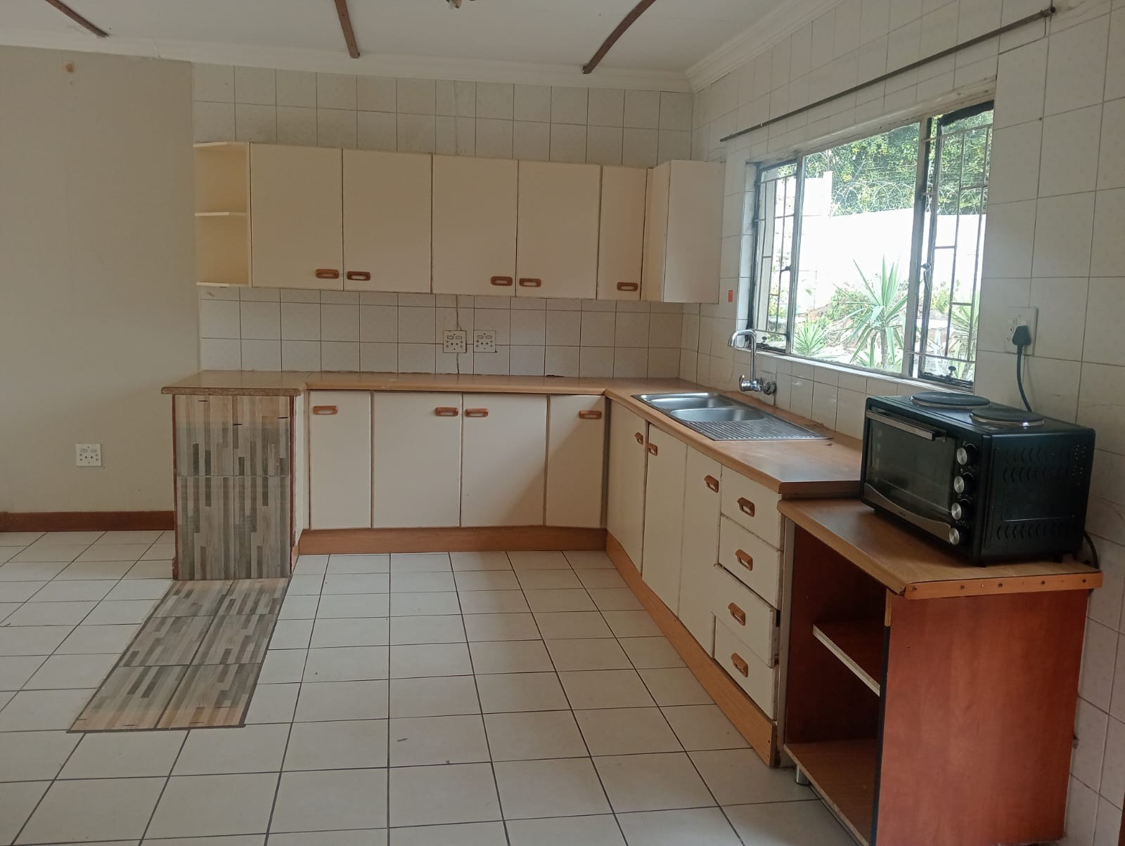 Cottage To Rent in Northcliff, Randburg
