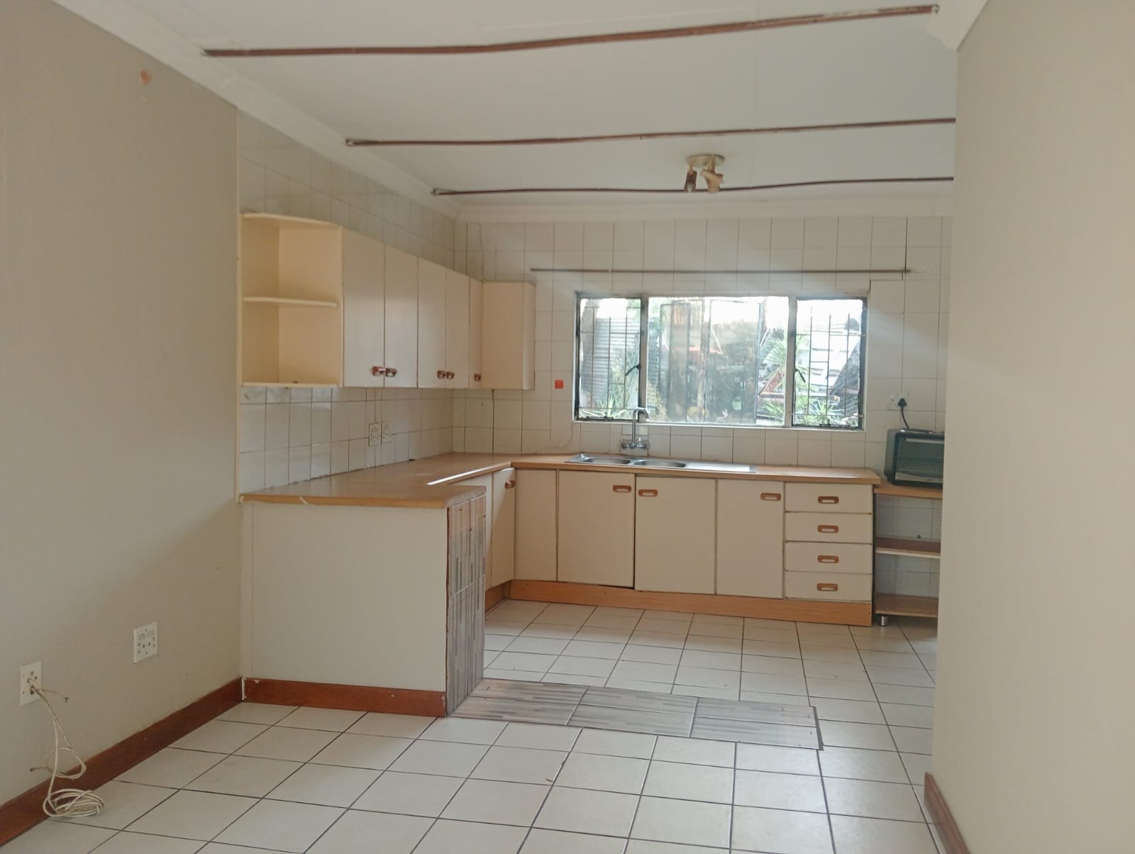 Cottage To Rent in Northcliff, Randburg
