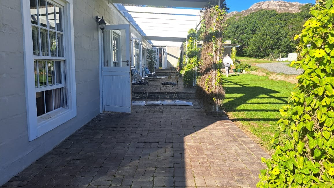 Studio Apartment for rent in Firlands, Gordons Bay