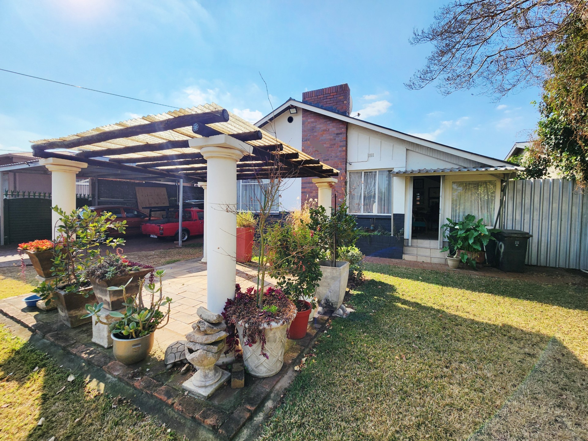 Beautiful 3 bedroom house with 1 bedroom flat and sparkling pool for sale in Valhalla