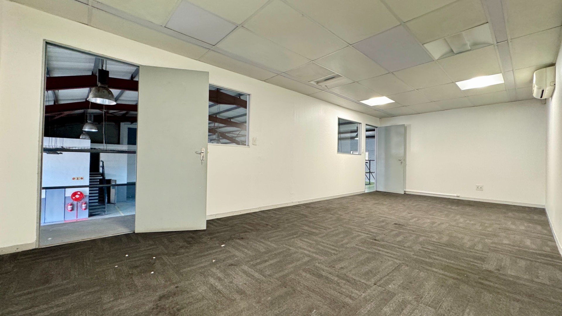 Warehouse for rent in Paarden Eiland, Cape Town, 1111 m²
