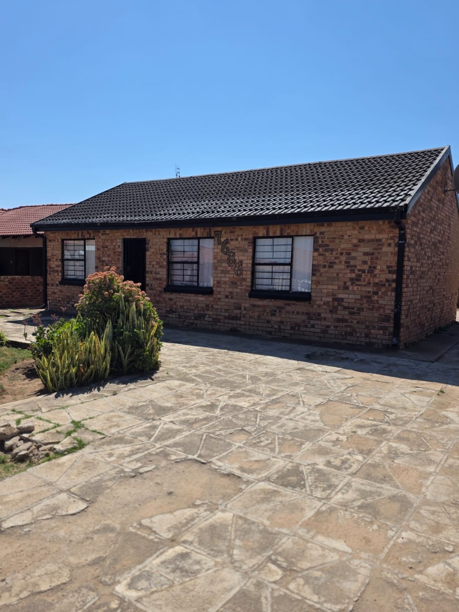 House for sale in Mmabatho Unit 15, Mmabatho, Mafikeng, North West, 400 m²