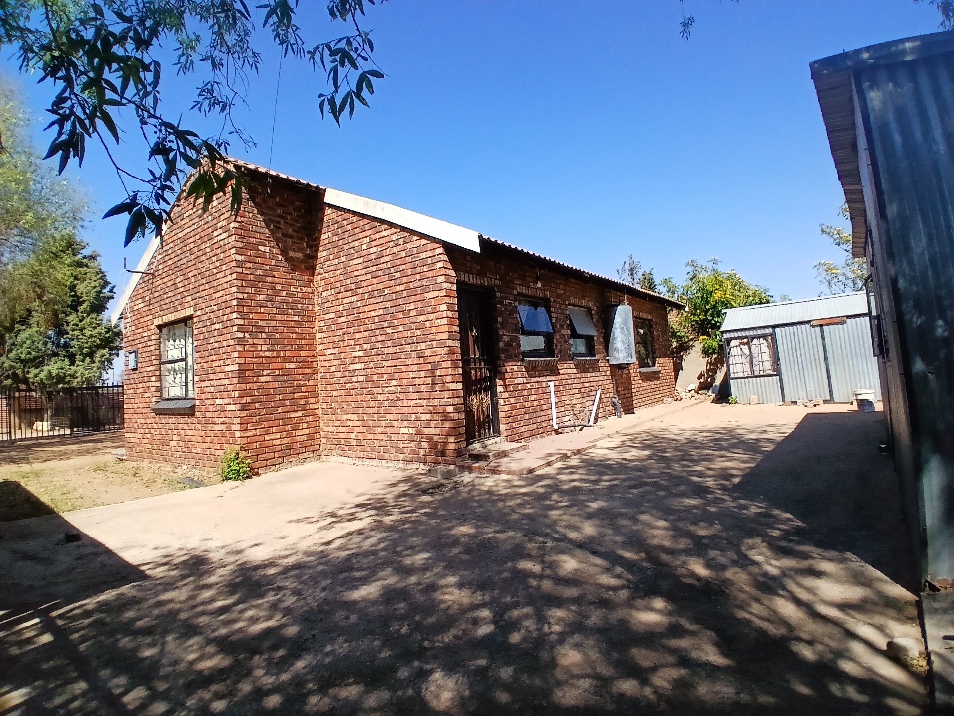 House for sale in Mmabatho Unit 12, Mmabatho, Mafikeng, North West, 400 m²
