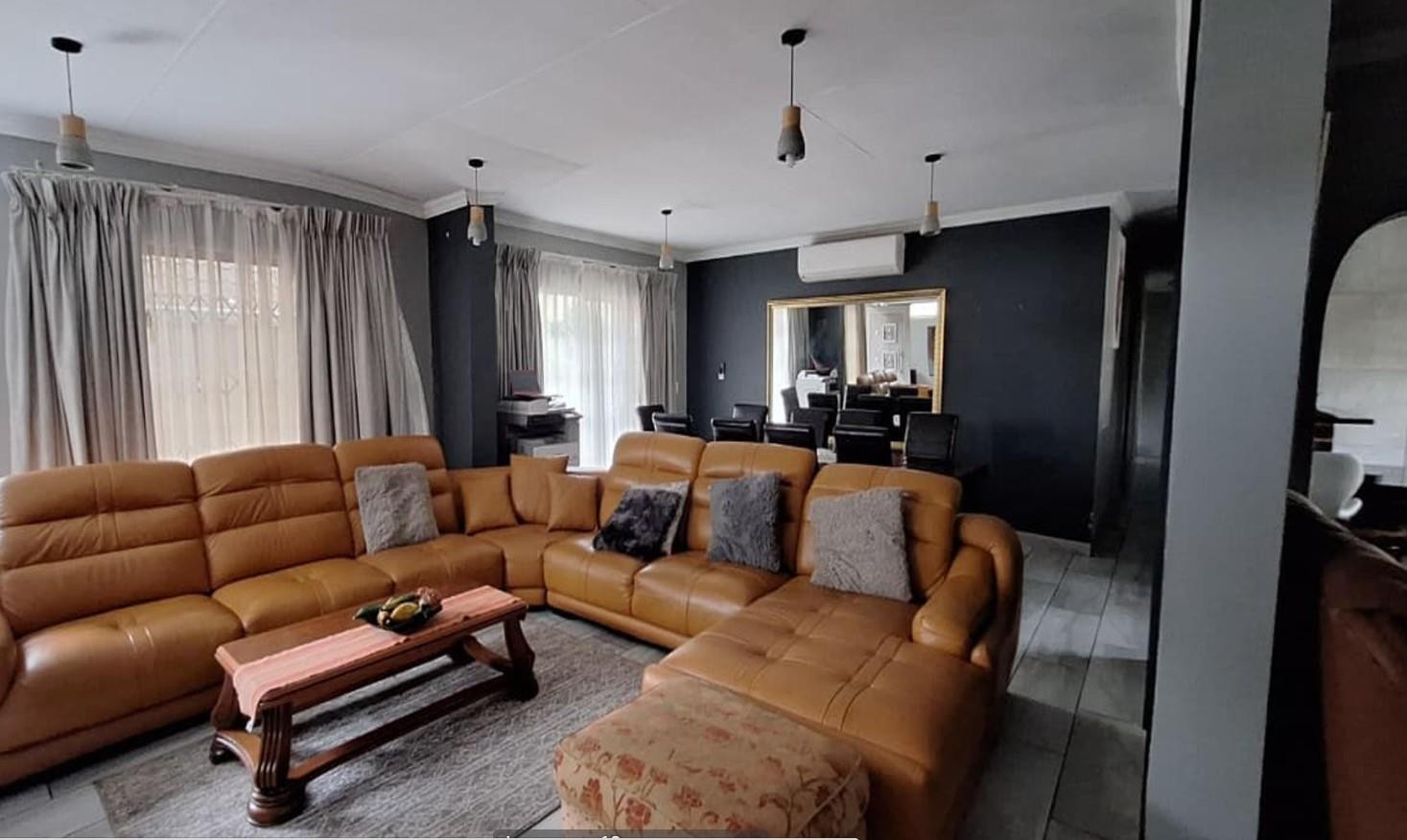 House for sale in Glen Marais, Kempton Park, 991 m²
