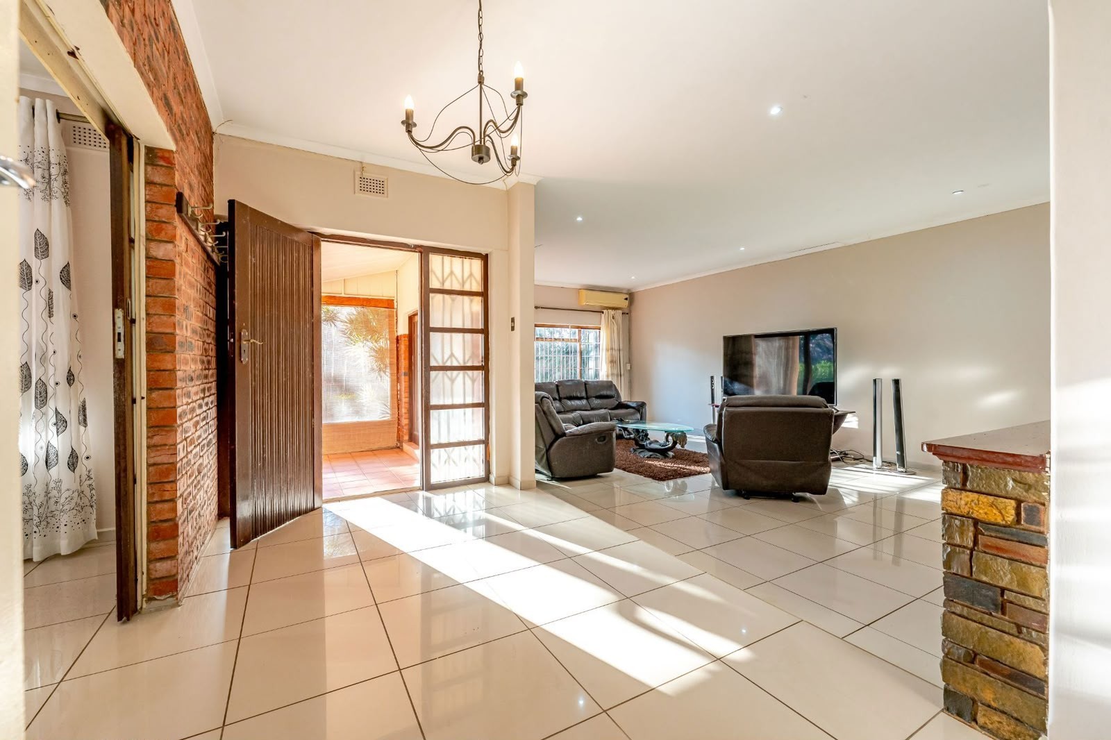 House for sale in Kloof, KwaZulu Natal, 73 Buckingham Road, Kloof, KwaZulu Natal, 300 m²