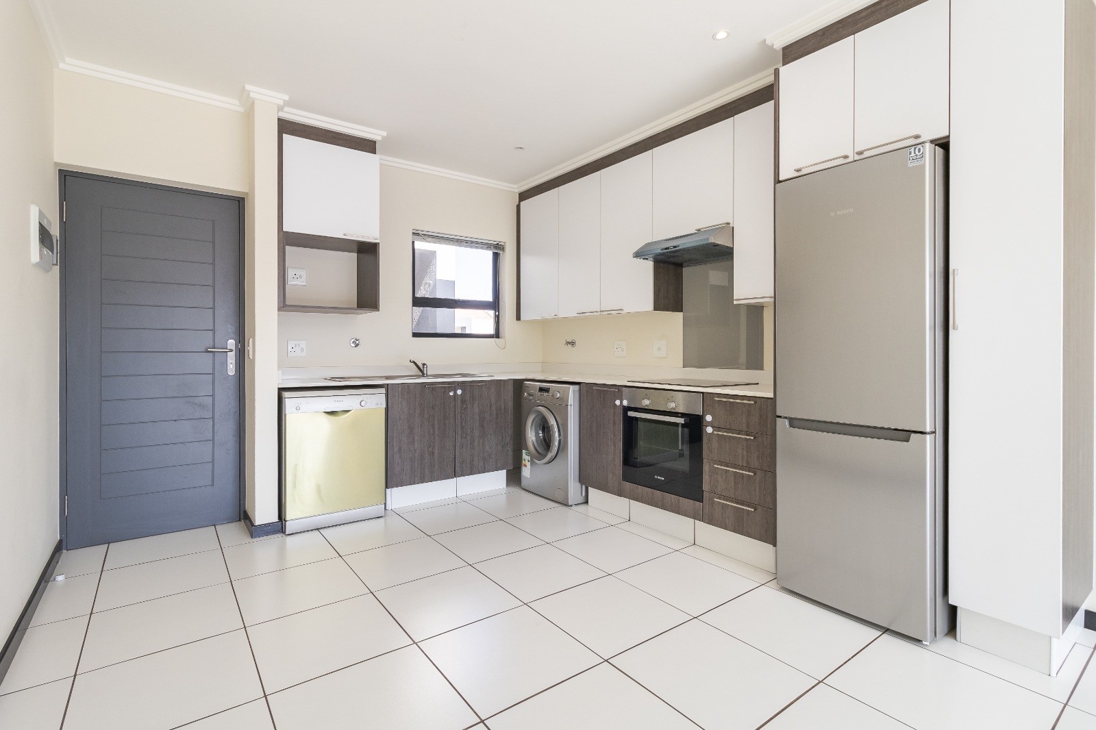 3 Bedroom Apartment To Rent in Lonehill, Sandton 2