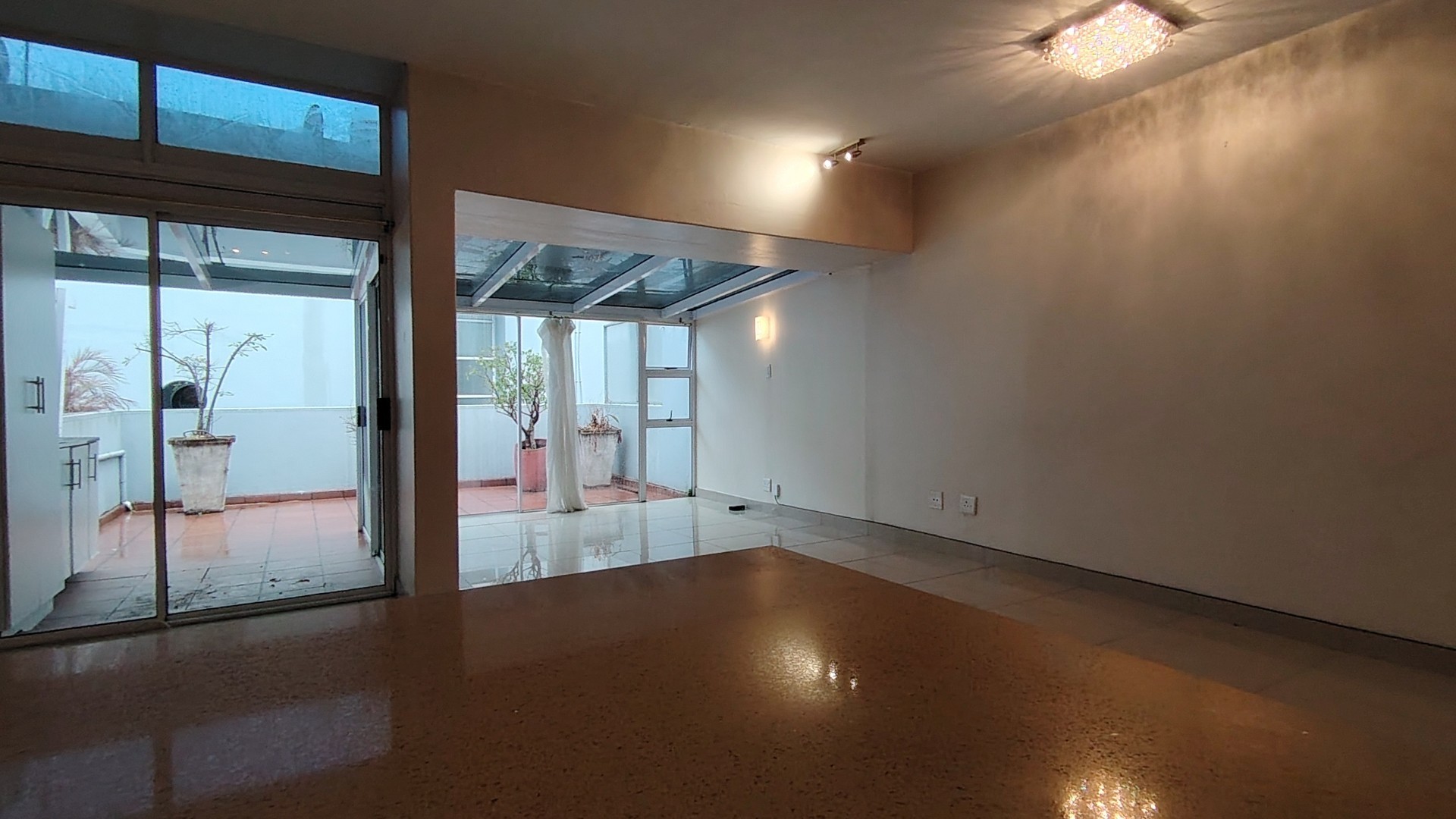 Duplex for rent in Essenwood, Durban, KwaZulu Natal, 99 m²
