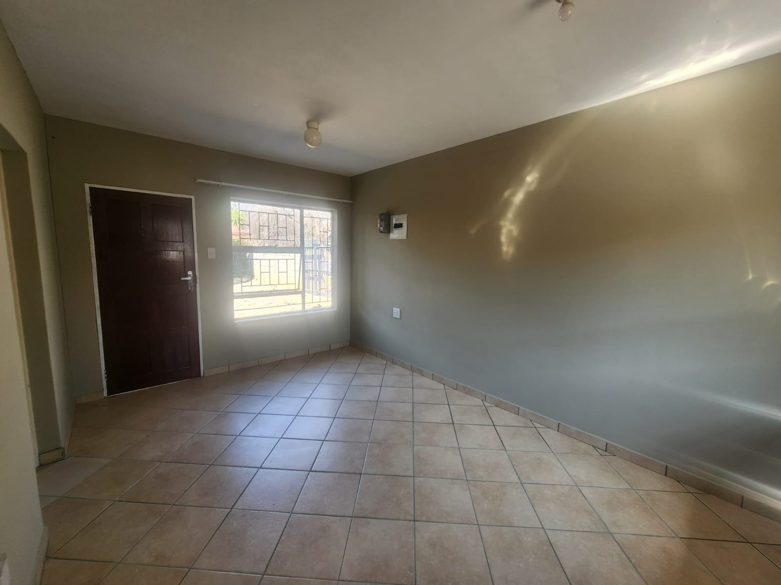 One-Bedroom Aparment To Rent in Oos Einde, Rustenburg, North West 3