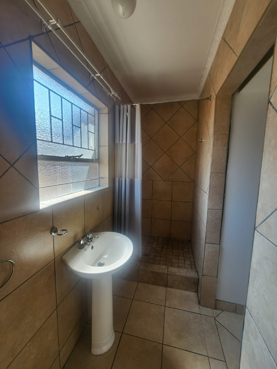 One-Bedroom Aparment To Rent in Oos Einde, Rustenburg, North West 5