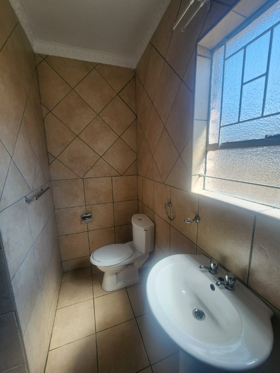 One-Bedroom Aparment To Rent in Oos Einde, Rustenburg, North West 4