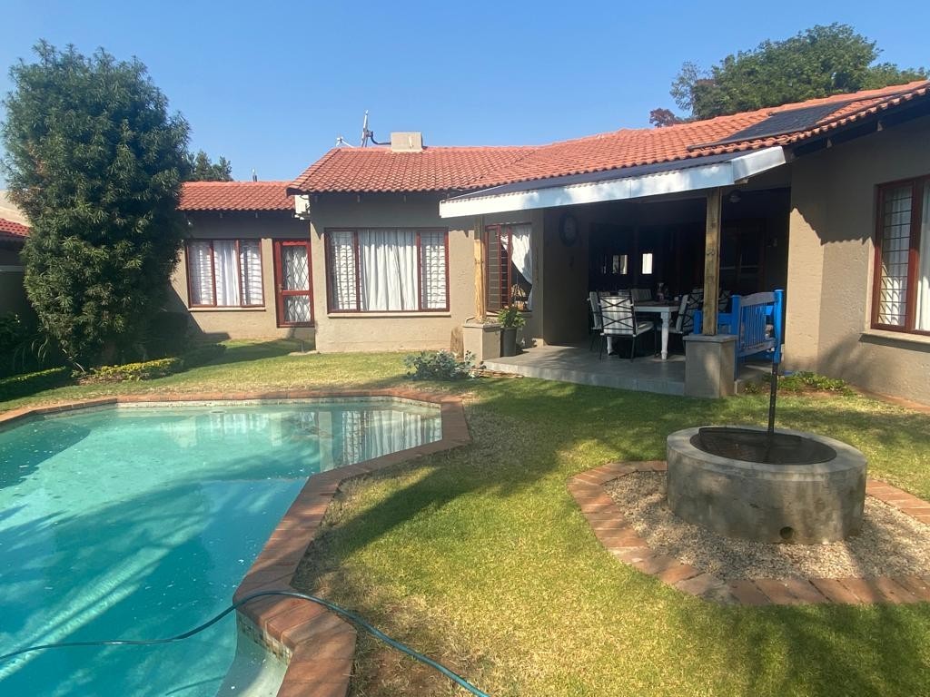 House for sale in Lonehill, Sandton, 359 m²