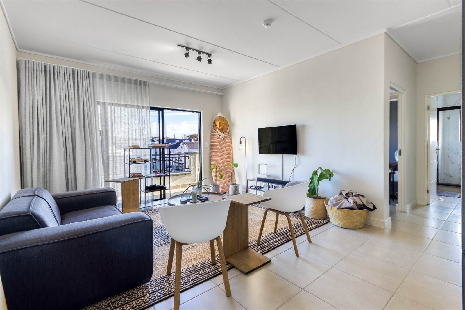 Apartment for rent in The Huntsman, Somerset West, 7709 7709 (2nd floor), The Huntsman, 1 Macassar Road, The Huntsman, Somerset West, Western Cape, 64 m²