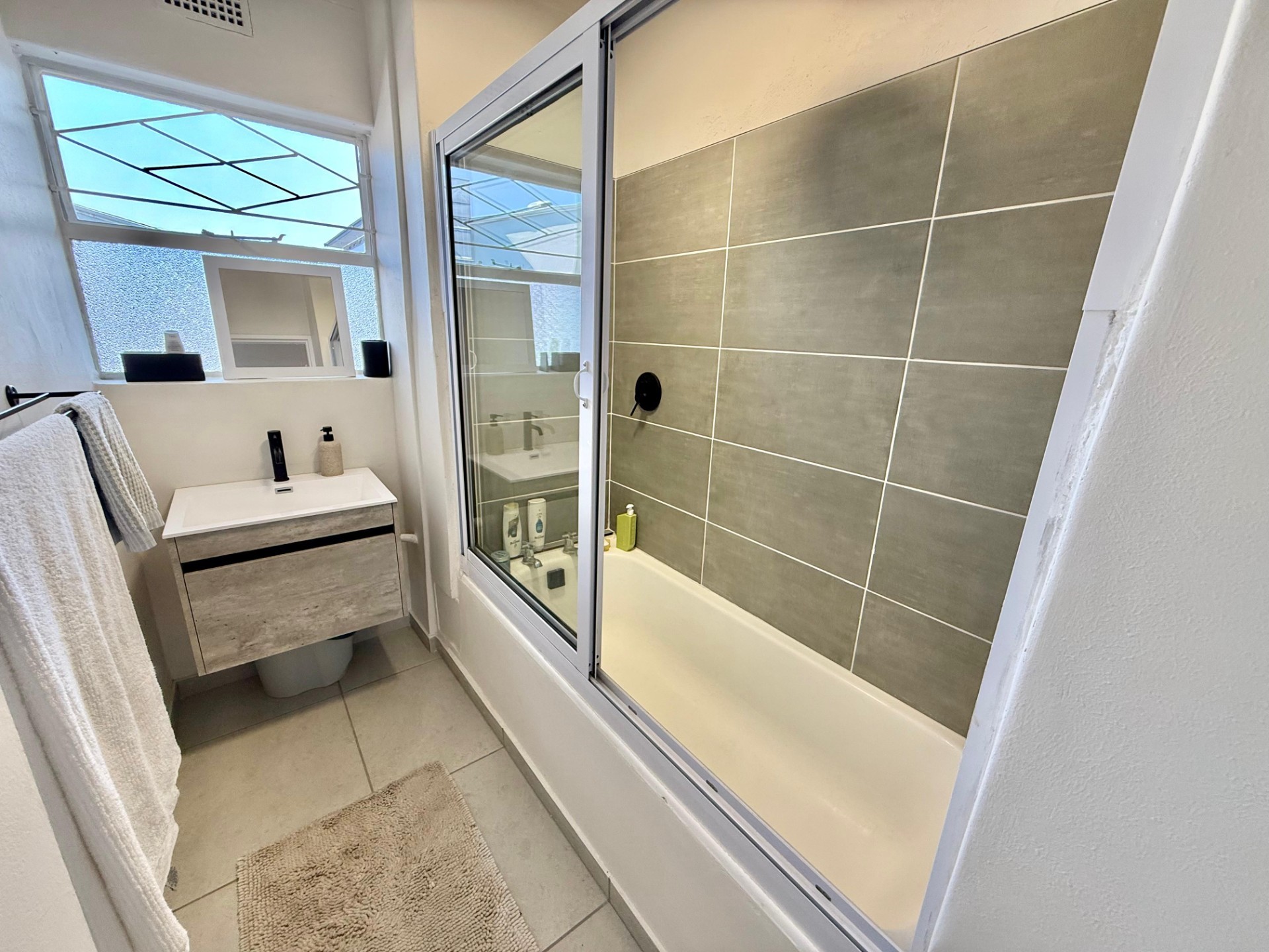Apartment for rent in Somerset West Central, Somerset West