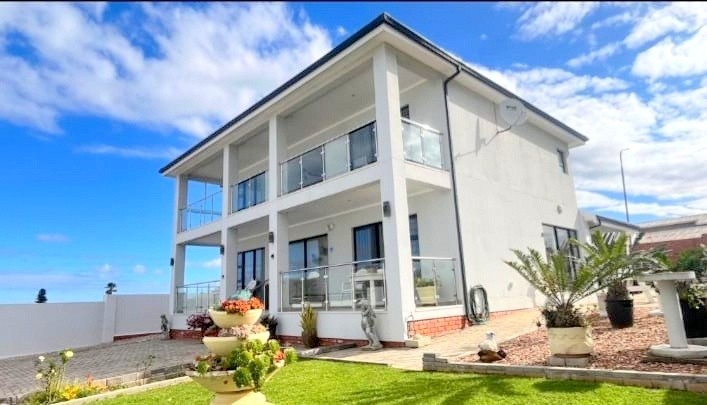 House for sale in C Place, Jeffreys Bay, 332 m²