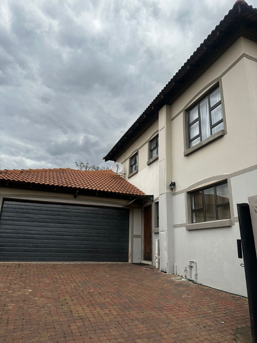 Cluster for sale in Fourways, Sandton, 323 m²