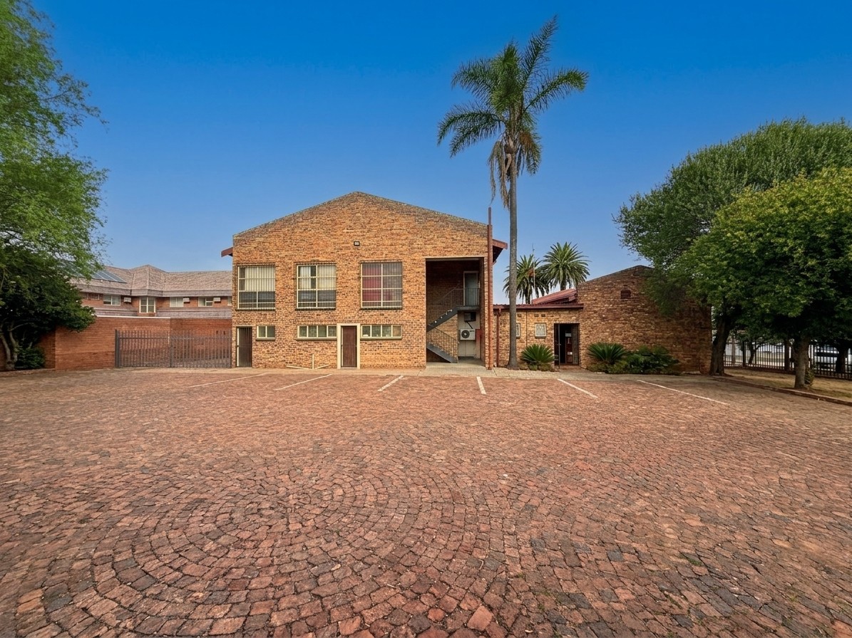 Commercial Property for sale in Ermelo, 1936 m²