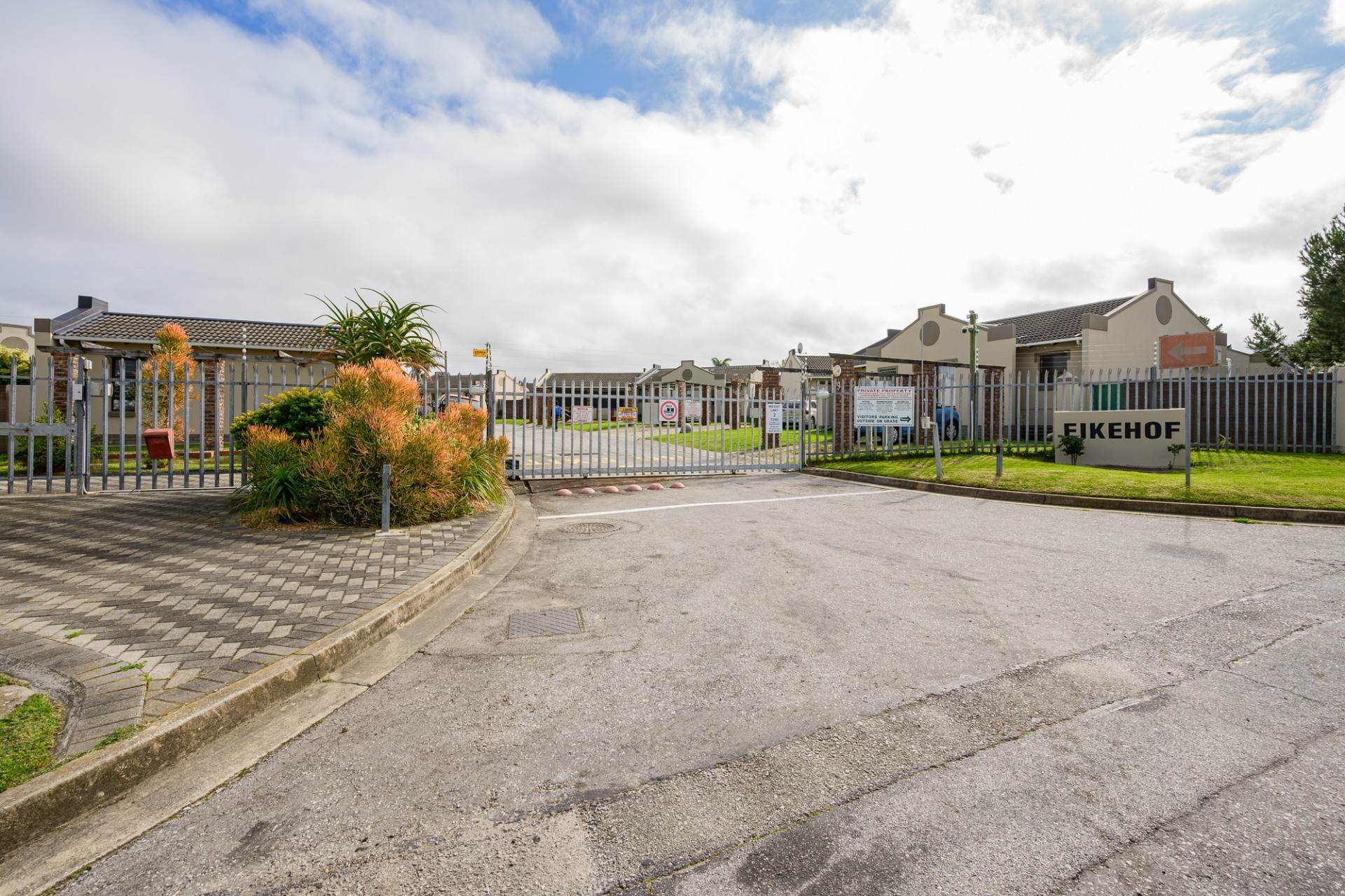 CHARMING 2-BEDROOM TOWNHOUSE WITH SPACIOUS PRIVATE GARDEN IN EIKEHOF, KABEGA PARK