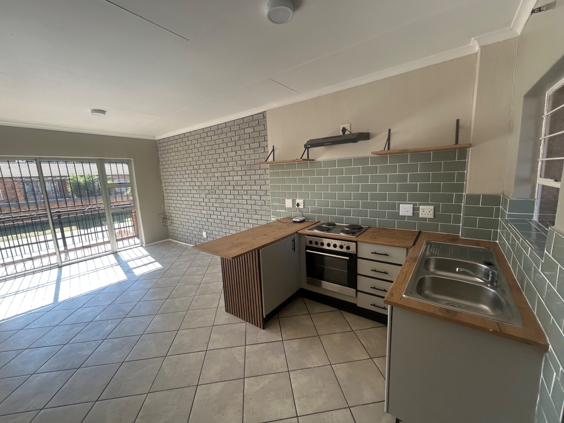 Apartment for sale in Honeypark, Roodepoort, 21  (1st floor), Honey Rock, 2 Coleen, Honeypark, Roodepoort, Gauteng, 61 m²
