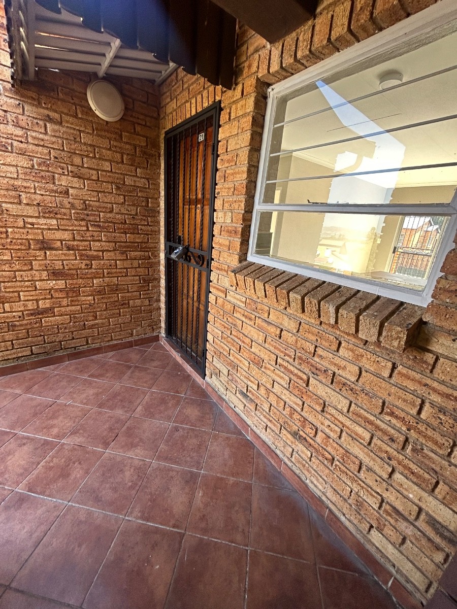 Apartment for sale in Honeypark, Roodepoort, 21  (1st floor), Honey Rock, 2 Coleen, Honeypark, Roodepoort, Gauteng, 61 m²
