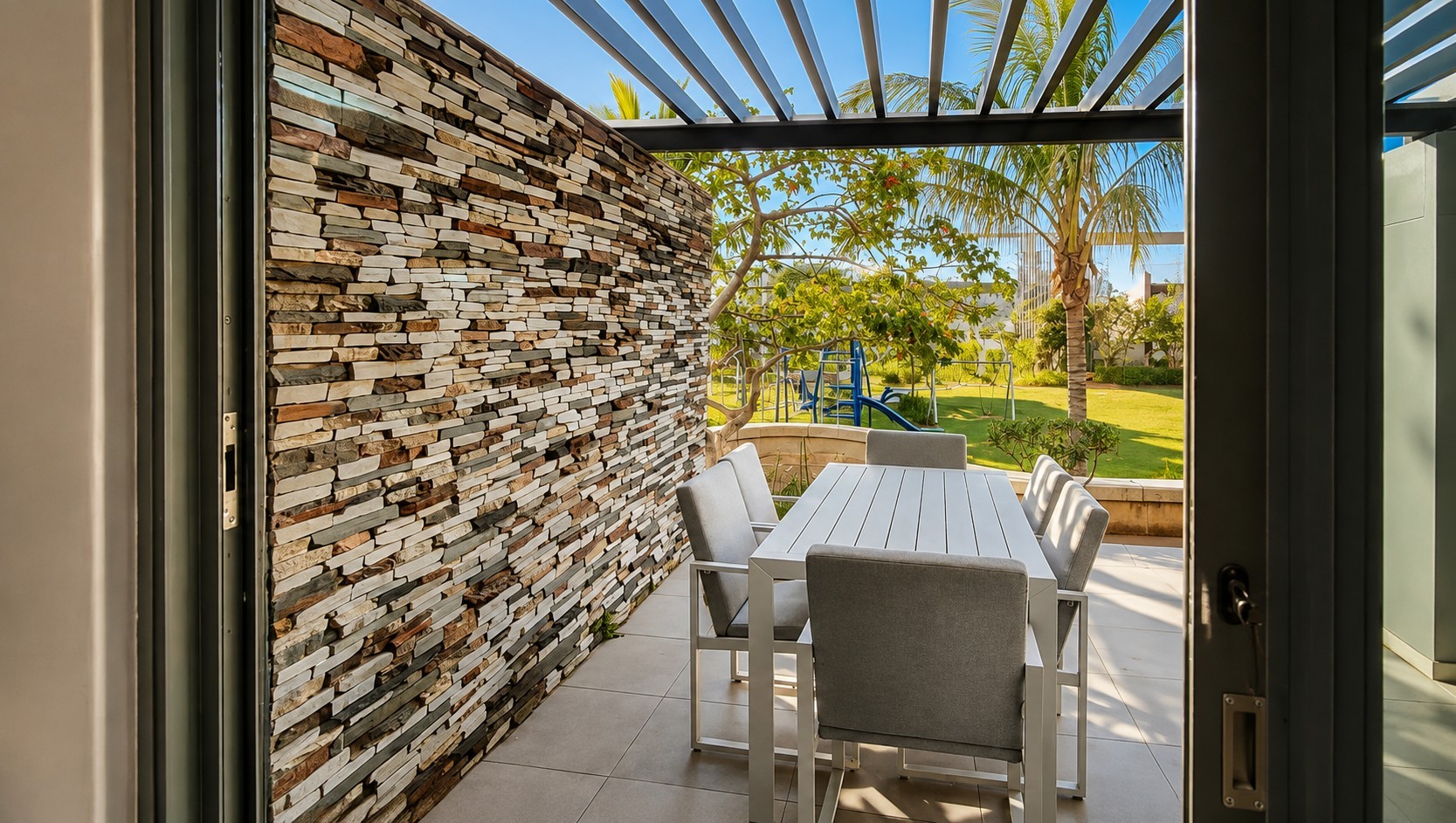 Available Immediately!!!!!Fully Furnished Studio Apartment 4