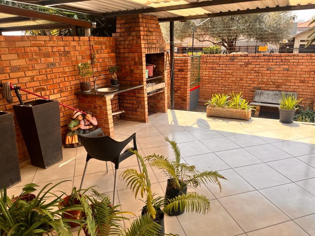 Spacious 3-Bedroom Family Home with Private Garden and Double Garage | Annlin