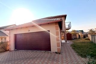 Beautiful 3-Bedroom, 2-Bathroom House for Rent - Blue Hills