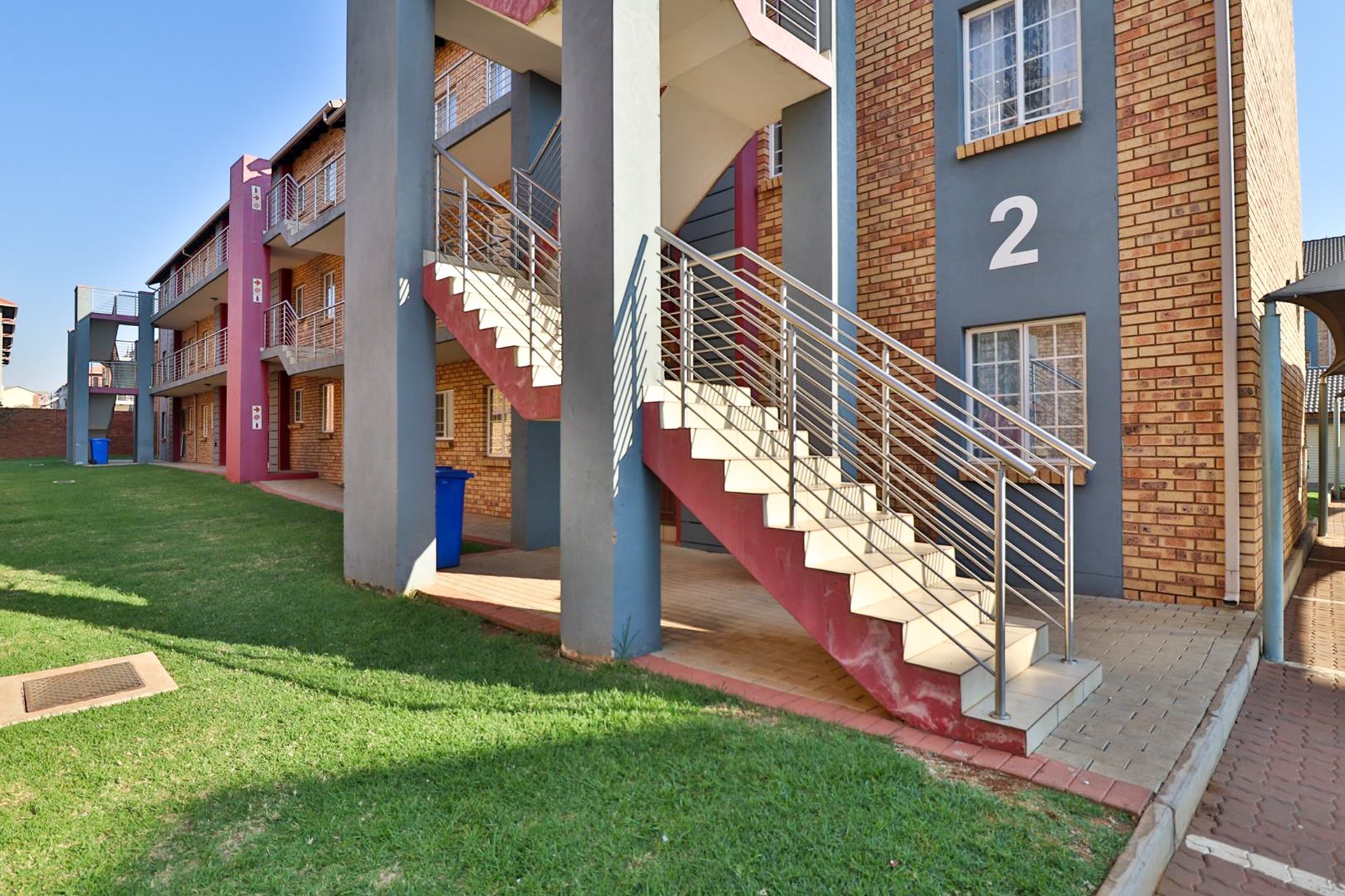 MODERN SPACIOUS SECURE - Low levies, Solar Geyser, Fibre ready