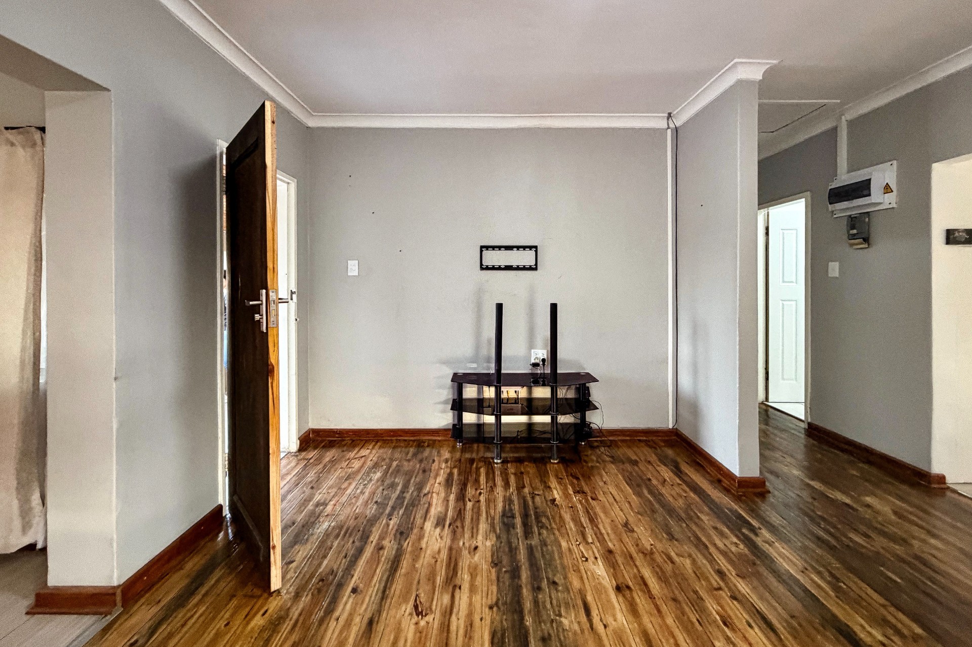Well-Maintained Family Home with Secure Fenced Yard 5