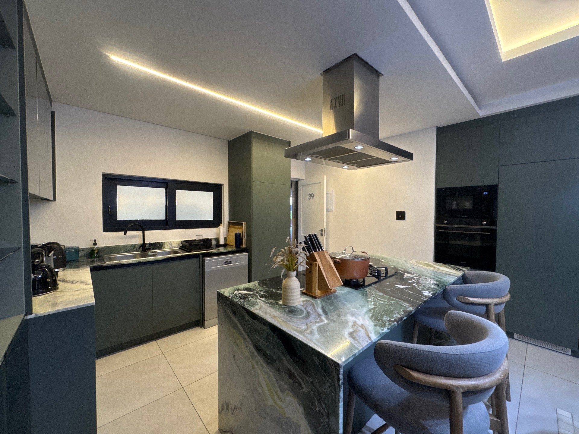 Apartment for rent in Broadacres, Sandton, 102 m²