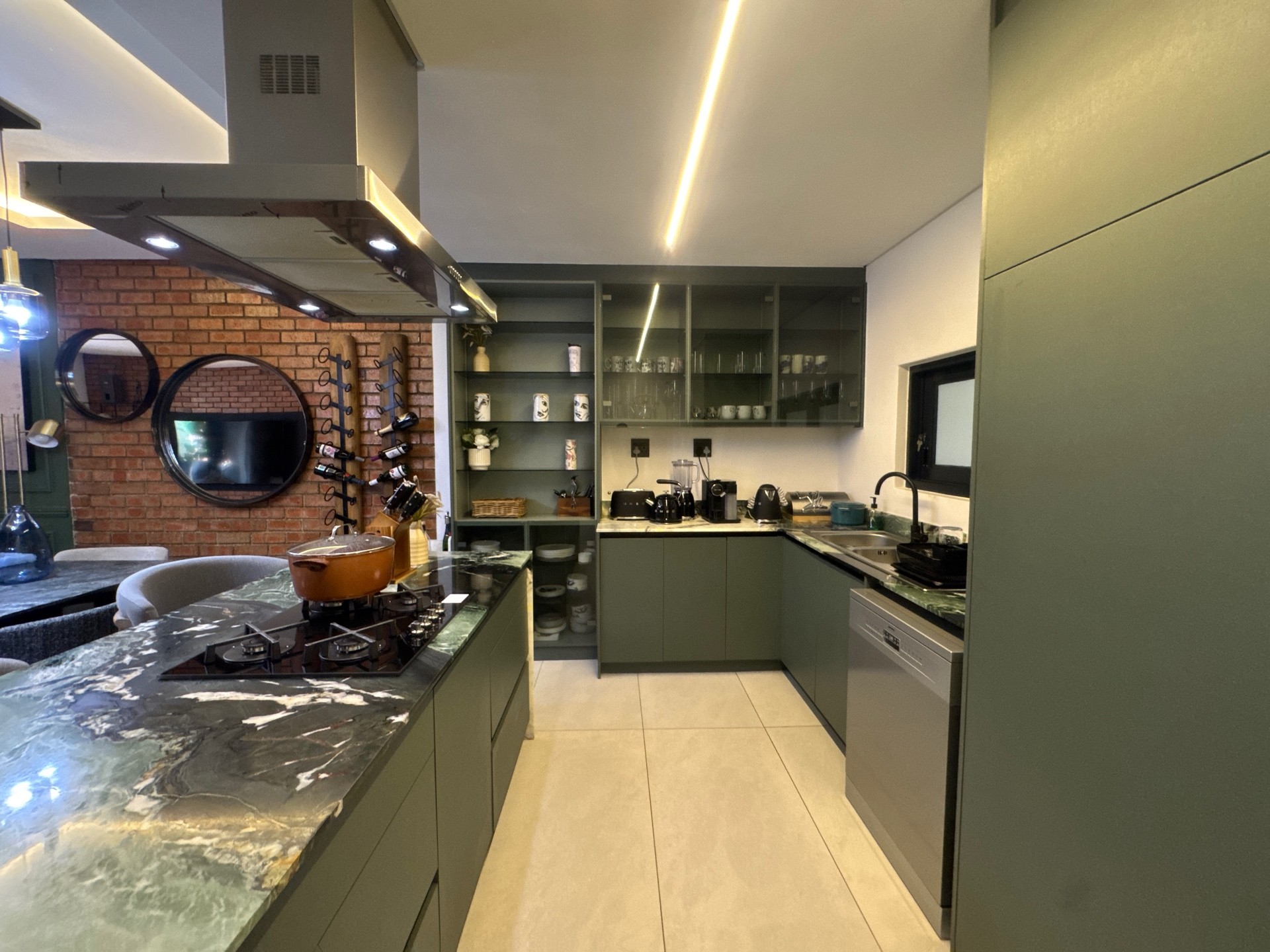 Apartment for rent in Broadacres, Sandton, 102 m²