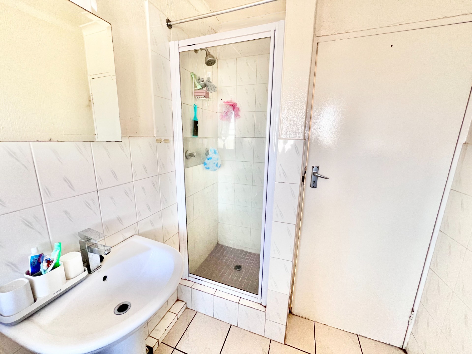 Spacious 2-Bedroom First-Floor Apartment for Rent in Vorna Valley, Midrand 5
